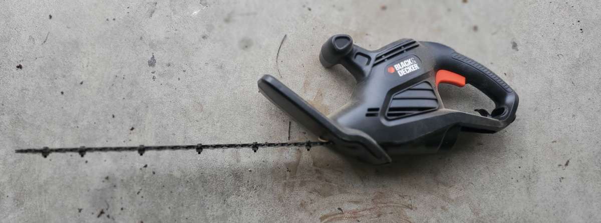 Black  Decker  Electric Corded Hedge Clipper 17  120V  28 Am