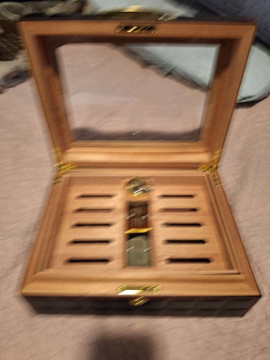 Humidor cigar box with humidifier and key