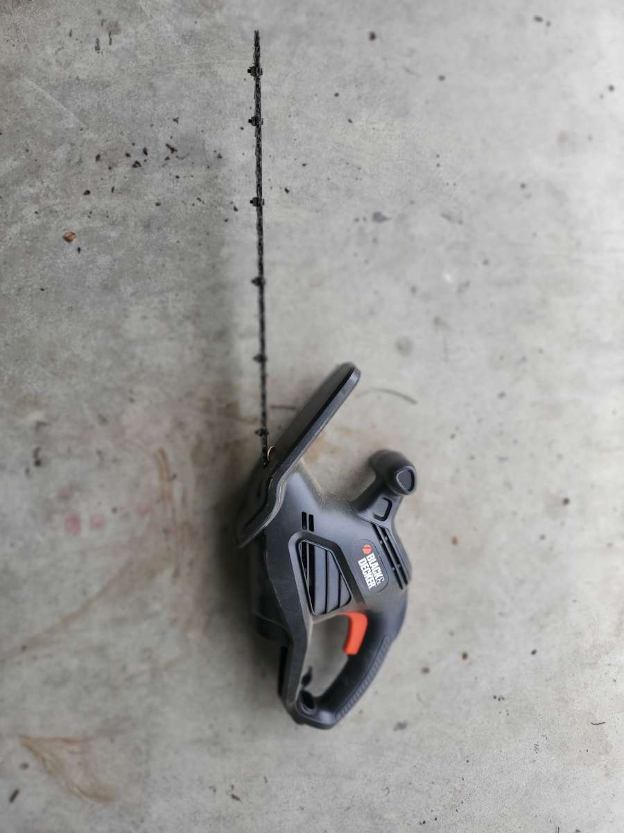 Black  Decker  Electric Corded Hedge Clipper 17  120V  28 Am