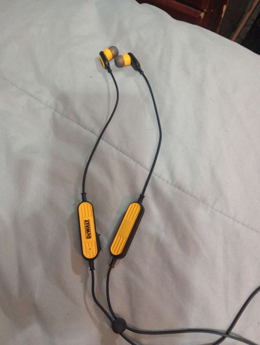 DeWalt noise cancellation Bluetooth earphones
