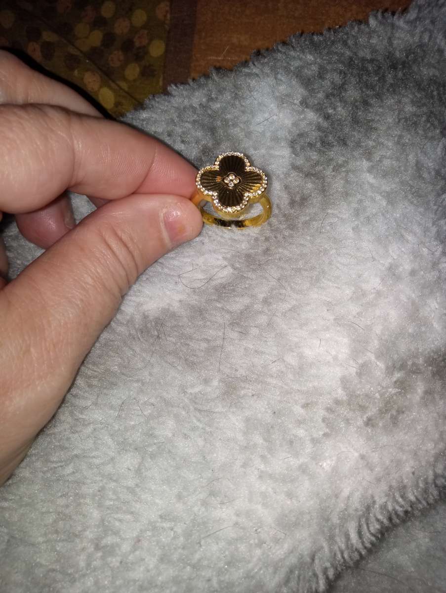 cloverleaf design ring with diamond chips