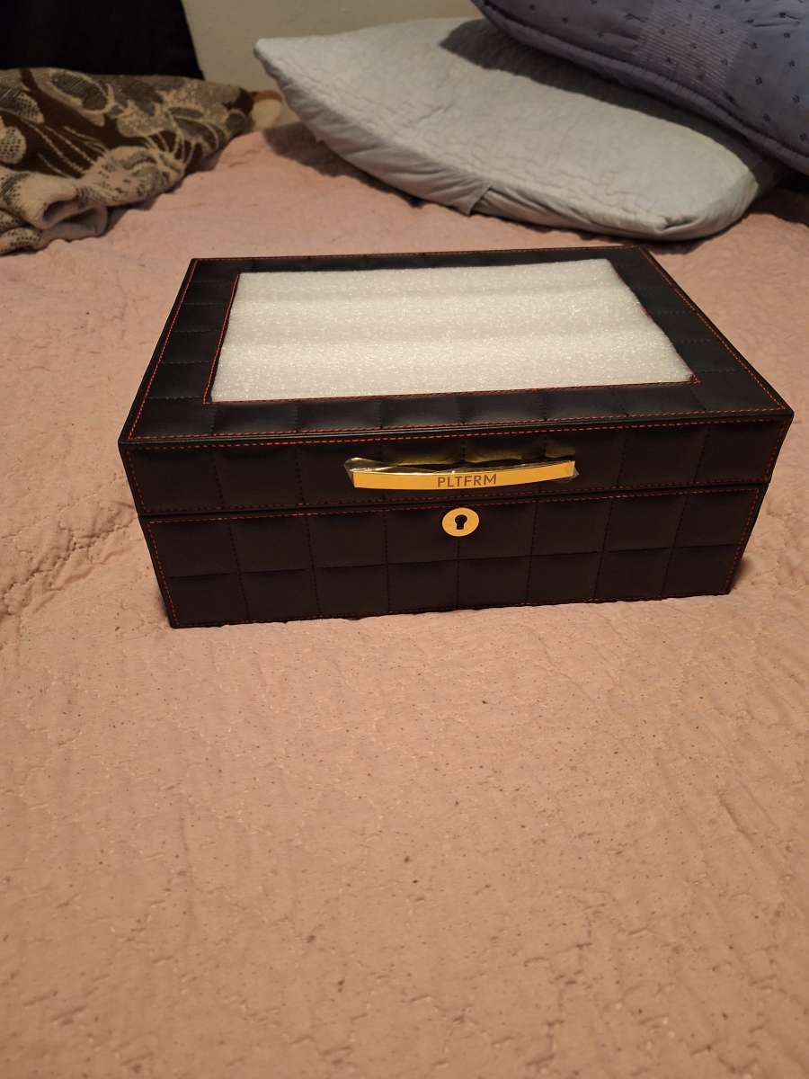 Humidor cigar box with humidifier and key