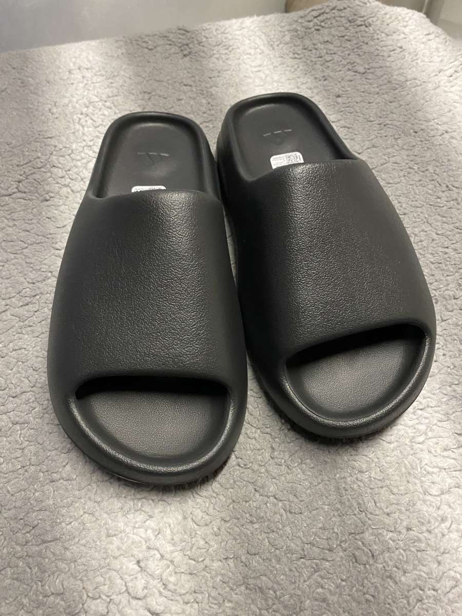 Yeezy Slide Onyx Size 11
