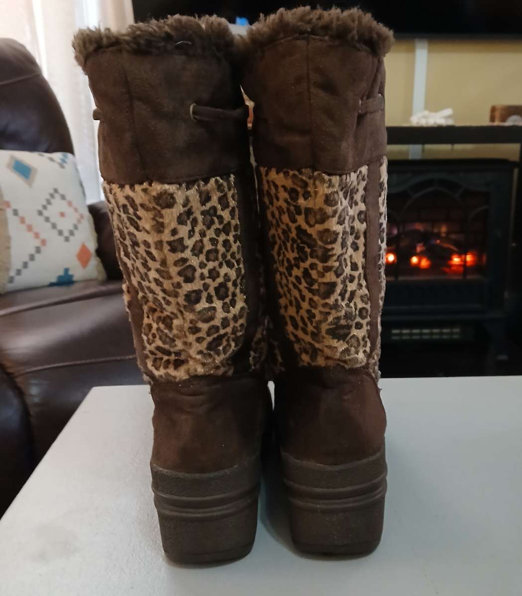 SO Wear it Declare it Snow Boots for Women Size 8