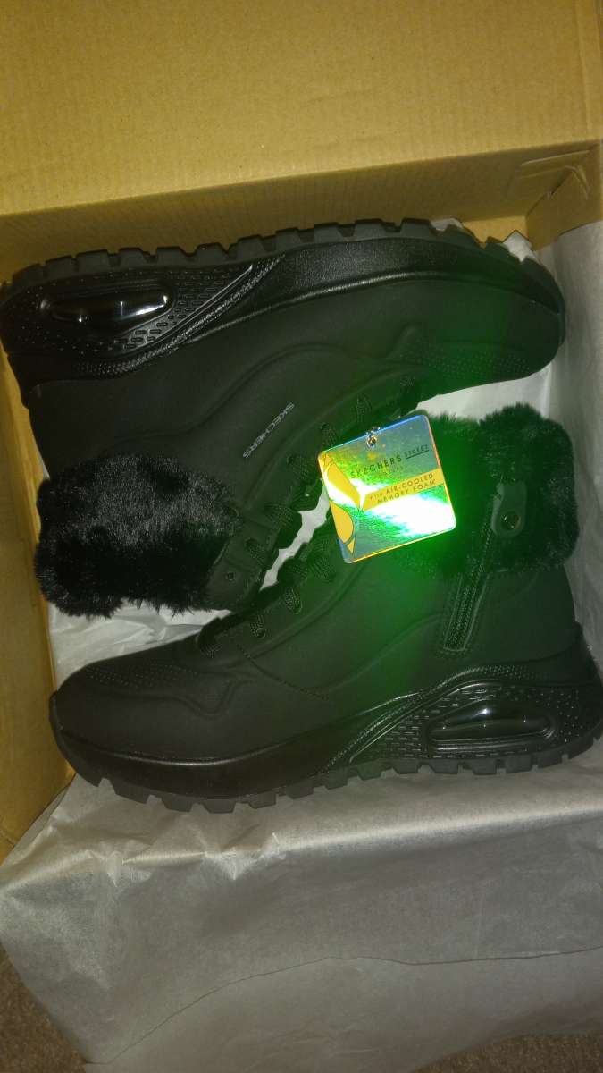 all Black skechers boots