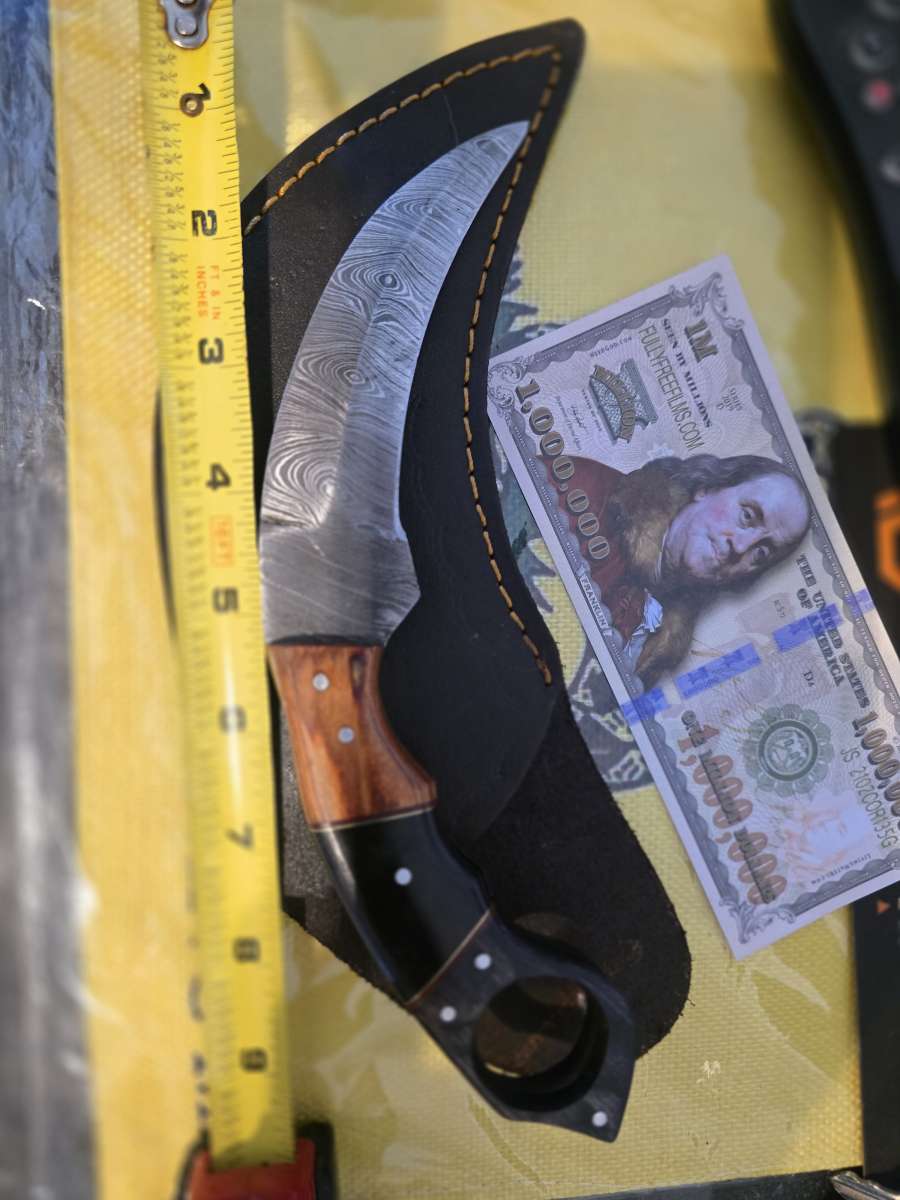 beautiful Damascus steel knife