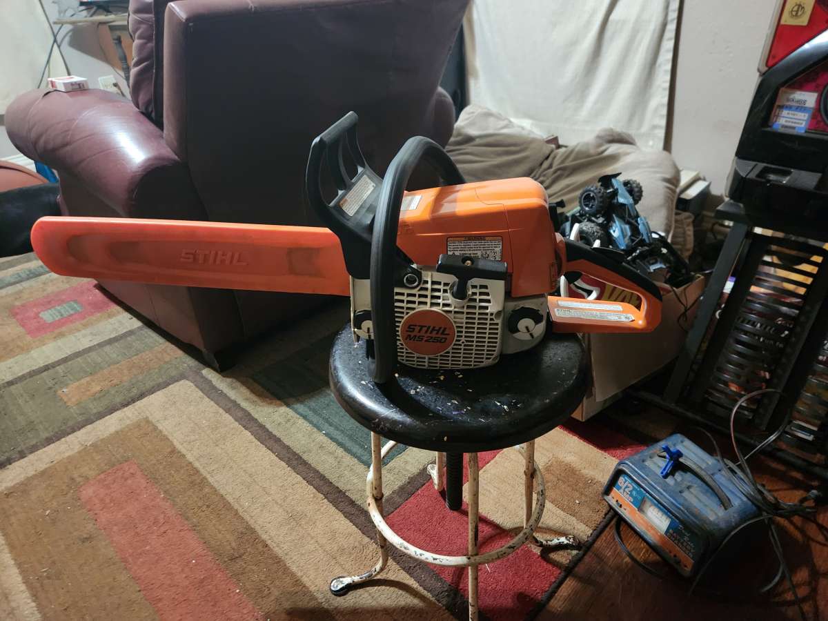 stihl MS250 chainsaw