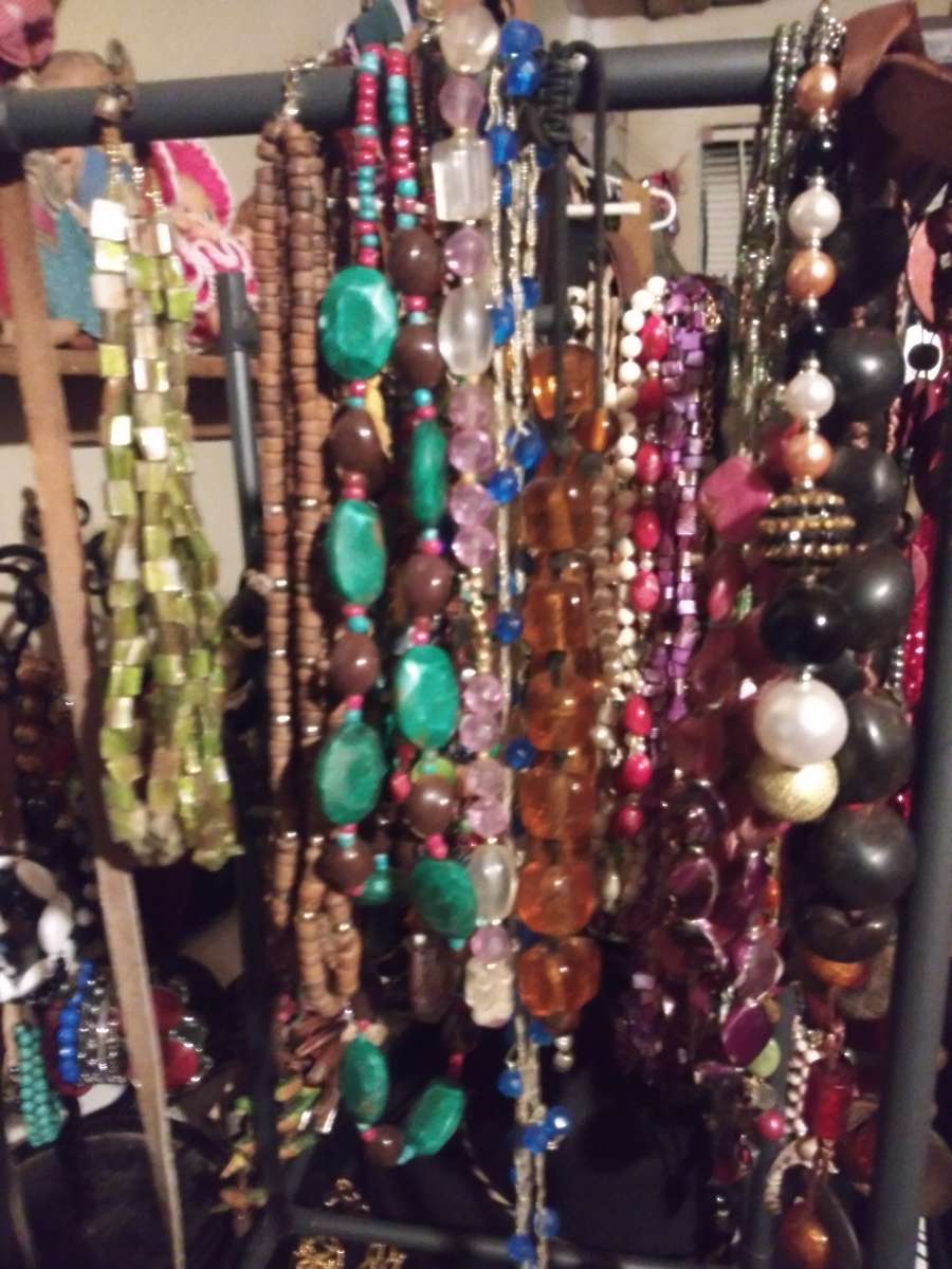 womans earings and neclaus