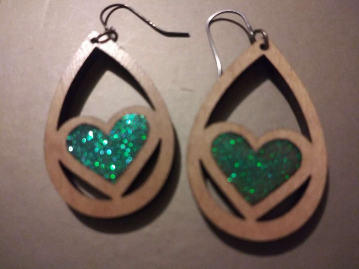 womans earings and neclaus