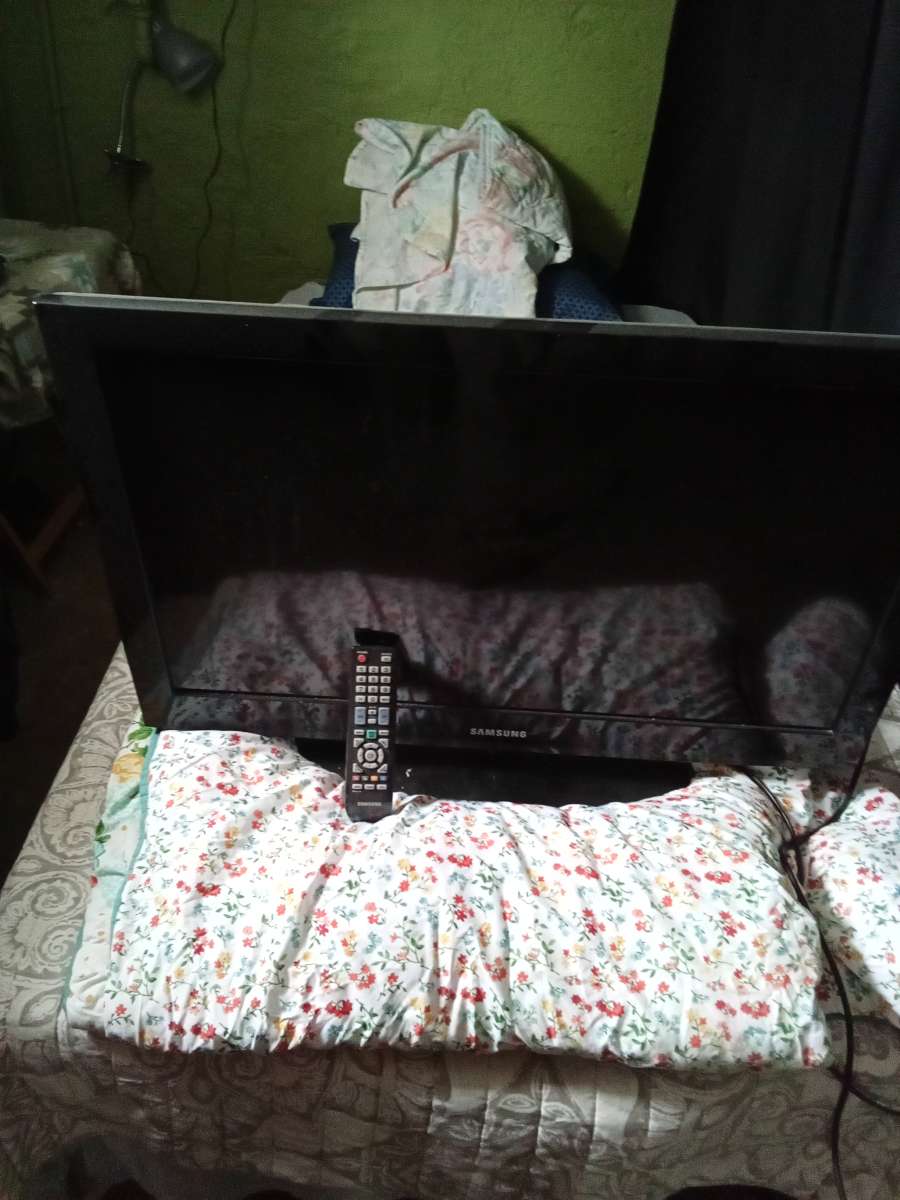 32 inch TV with remote