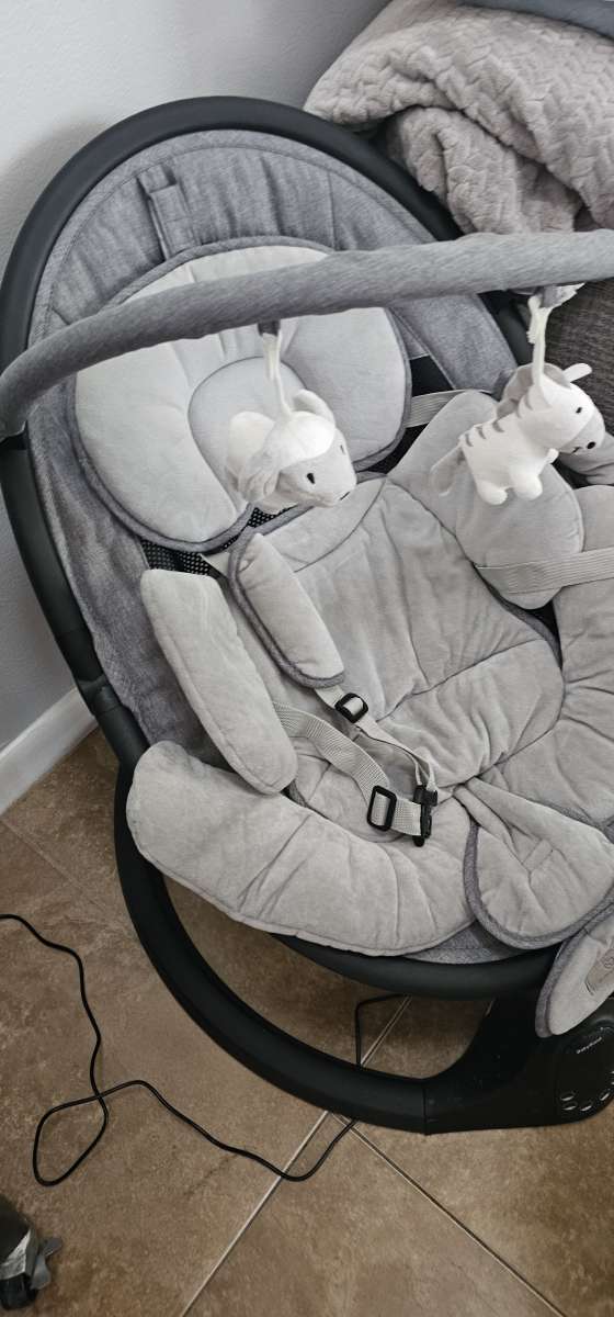 Electric baby swinger