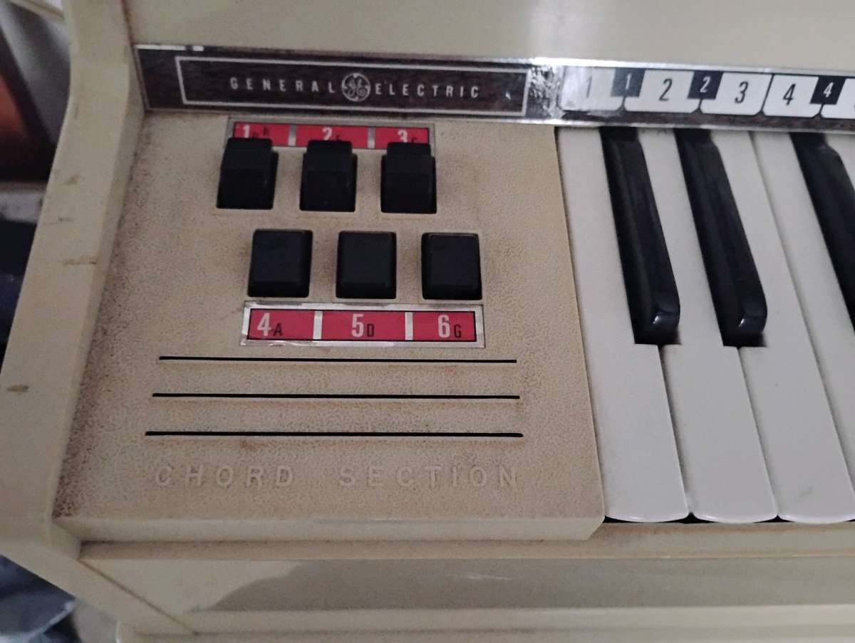 VINTAGE GENERAL ELECTRIC TABLE TOP ORGAN
