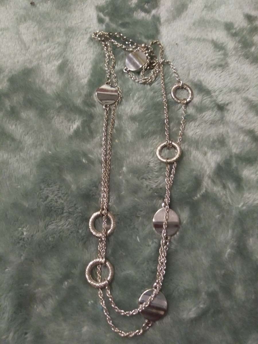 womans earings and neclaus