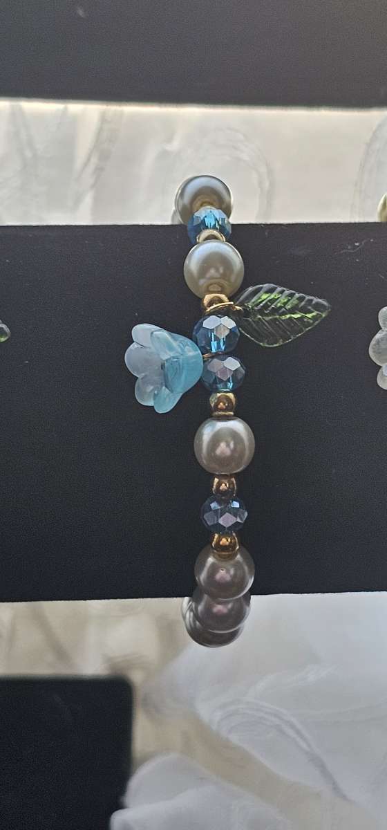 blue flower charm elegant bracelet