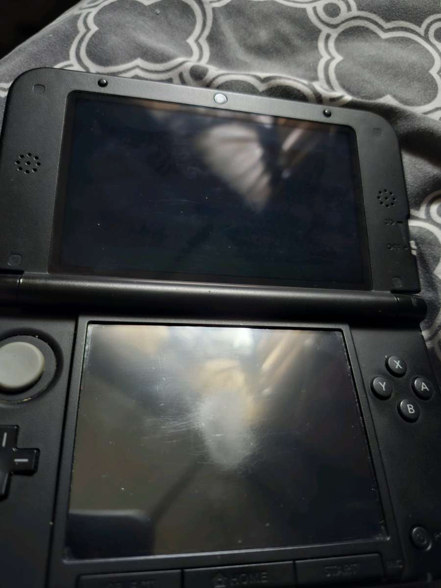 3DS XL W Charger Stylus Case And Games