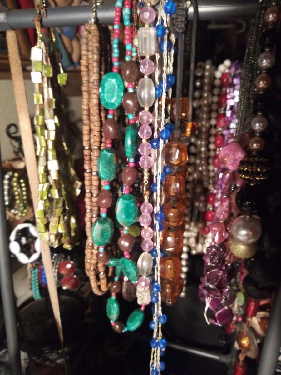 womans earings and neclaus