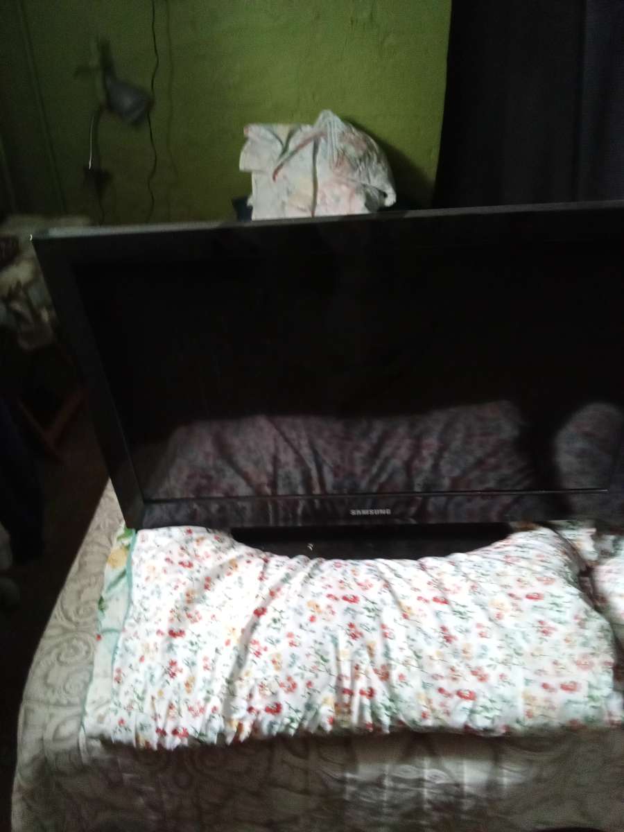 32 inch TV with remote