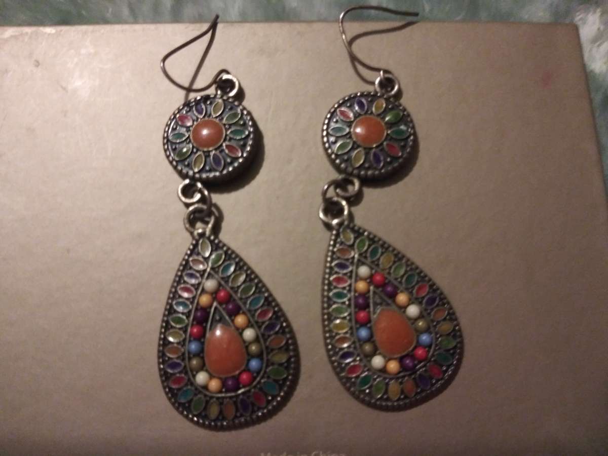 womans earings and neclaus