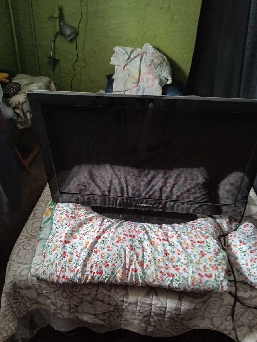 32 inch TV with remote