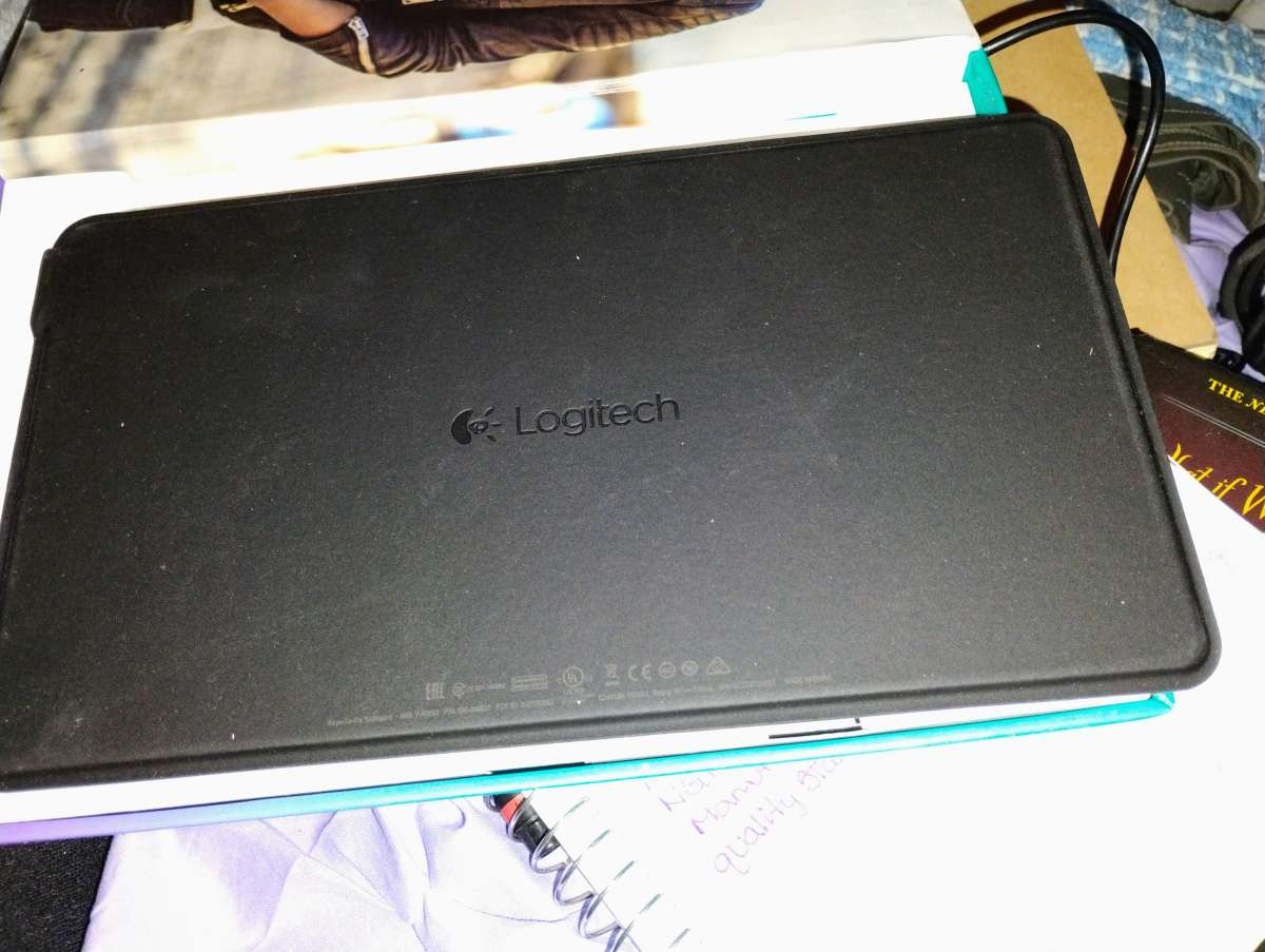 Logitech KeystoGo 92000698 Ultra Portable Bluetooth keyboard