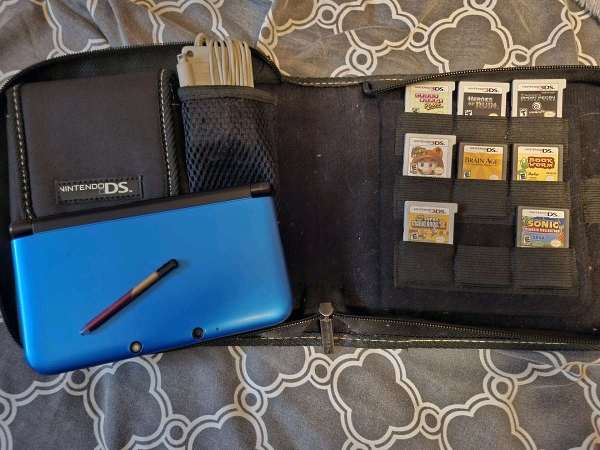 3DS XL W Charger Stylus Case And Games