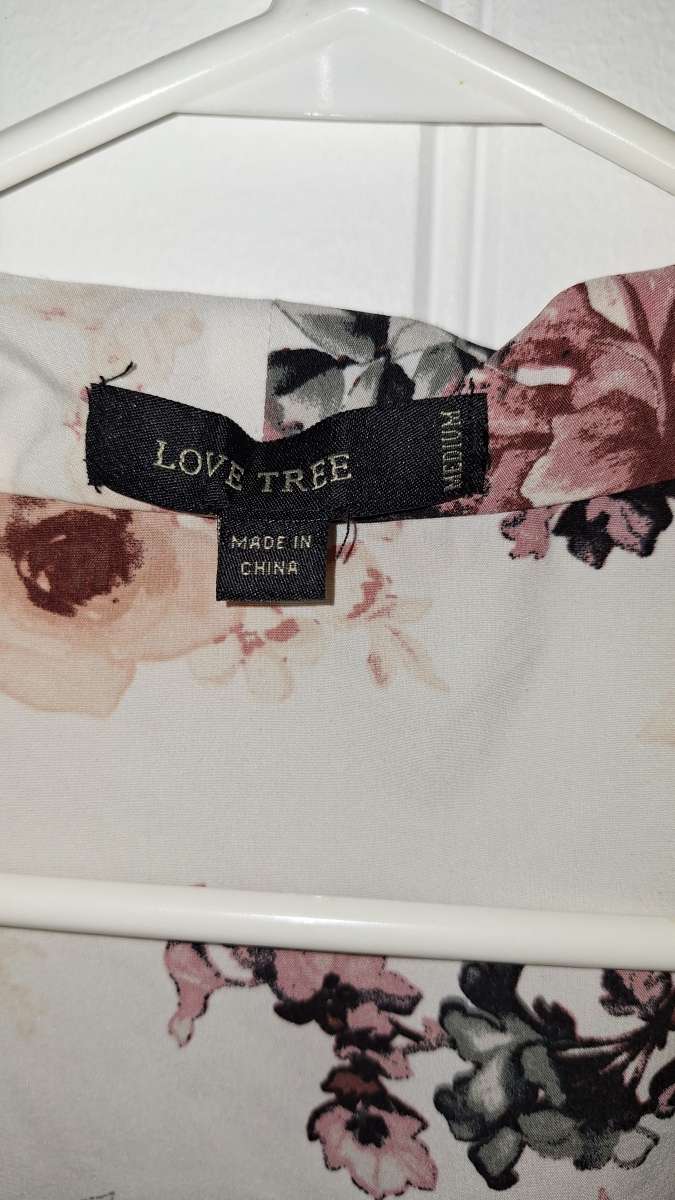 Love Tree Size Medium Silk Floral Blouse