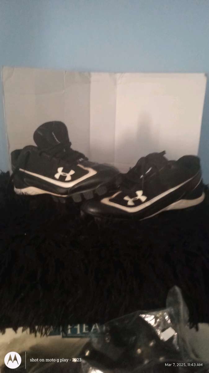 Baseball softball cletes
