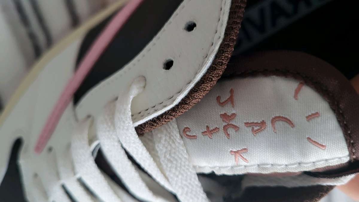 Jordan 1 low travis scotts