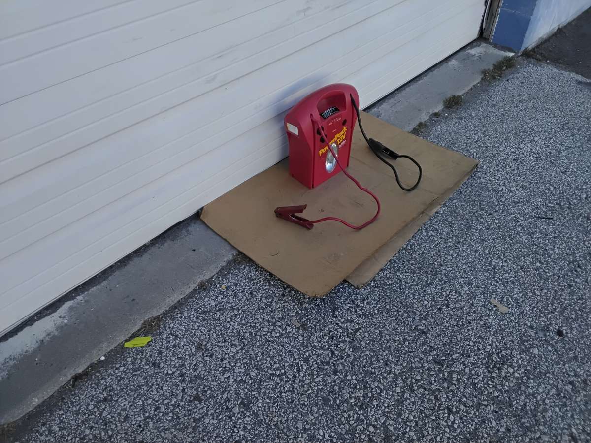 Nice 12 Volt Battery Jump Pack and with Light Like New