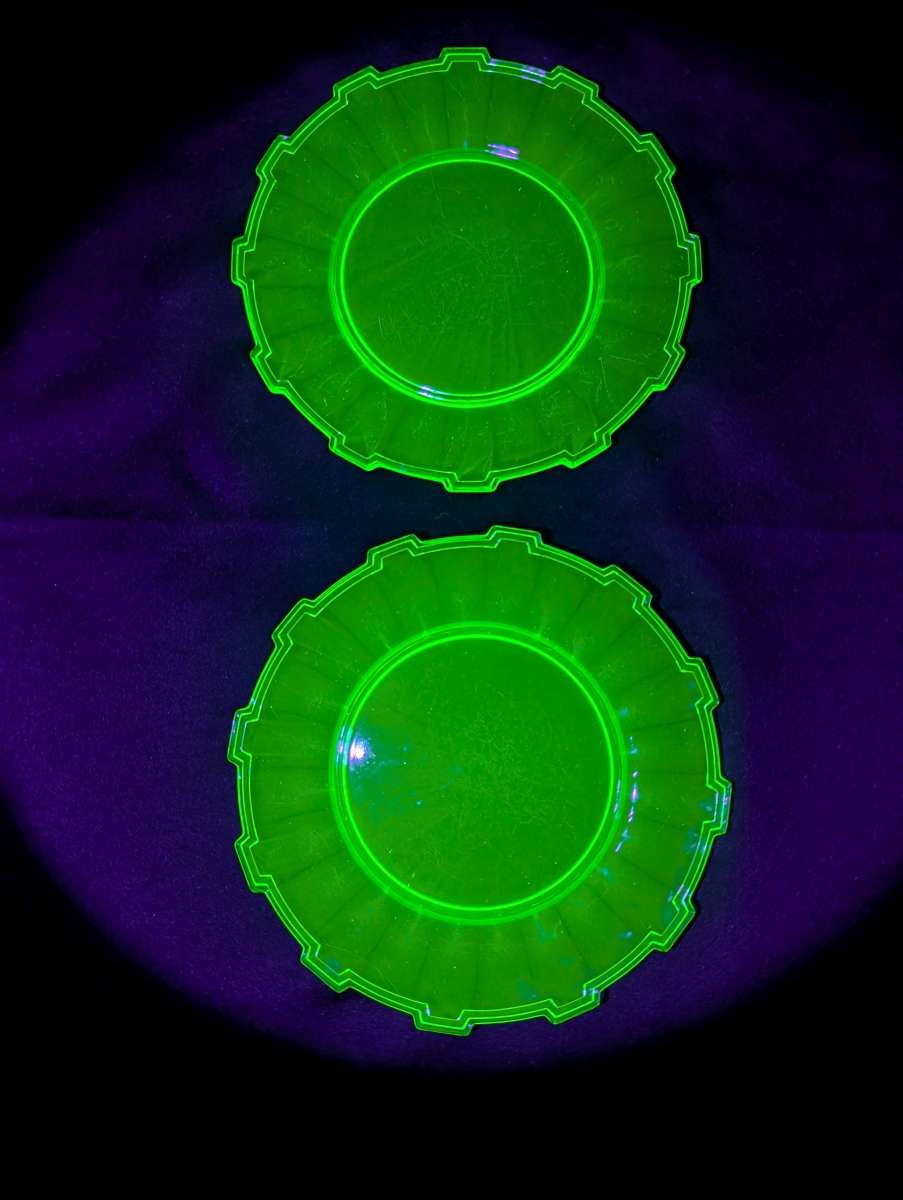 Rare Vintage Uranium glass Wagon Wheel set of plates