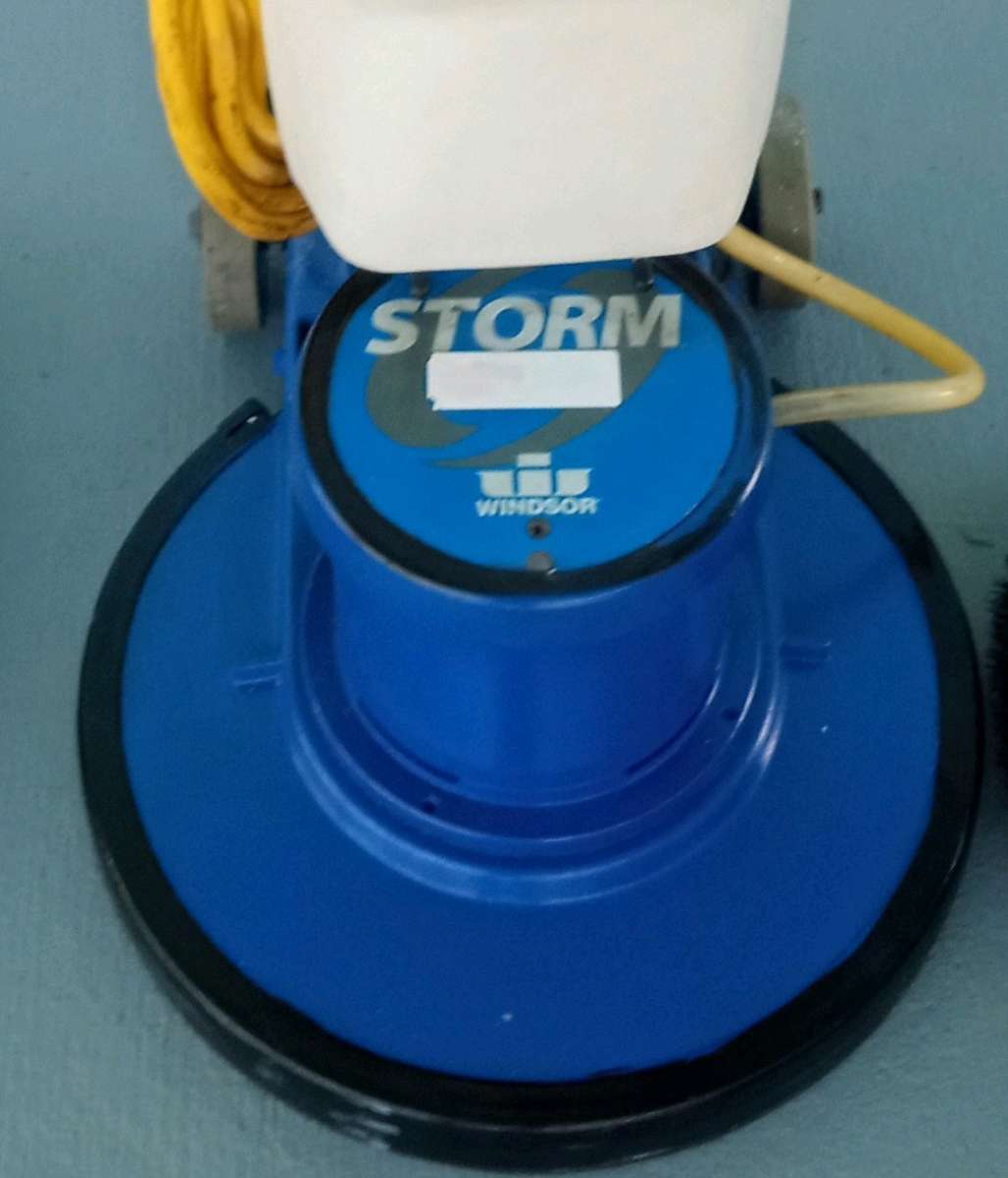 machine to polish floors or remove wax