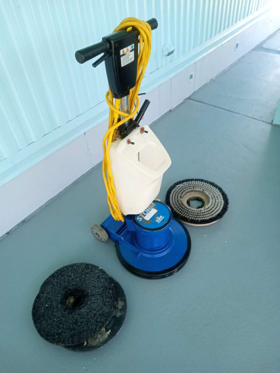 machine to polish floors or remove wax