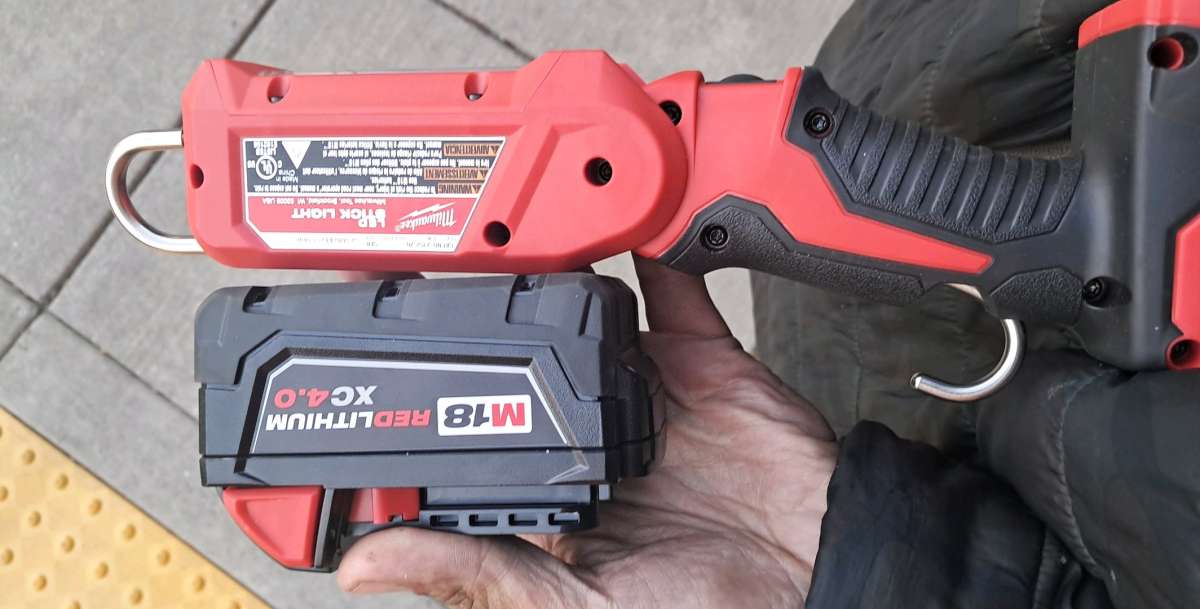 Milwaukee LED stick light and mat read the xc40