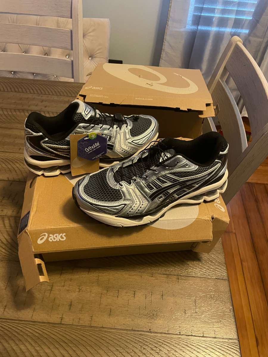 ASICS Kayano 14 in black and silver size 8