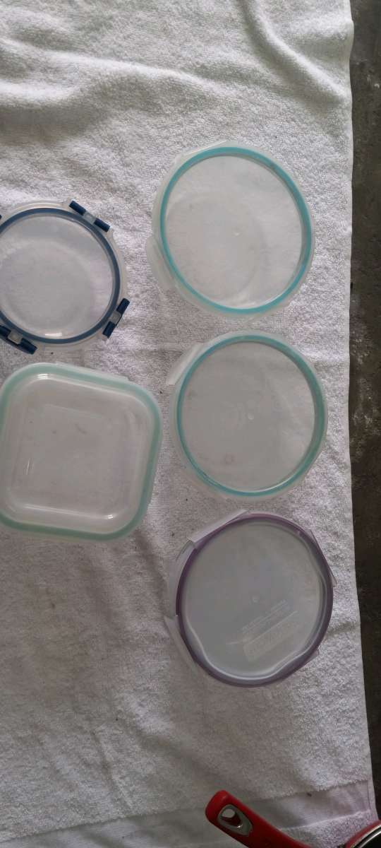 five toppers with lids