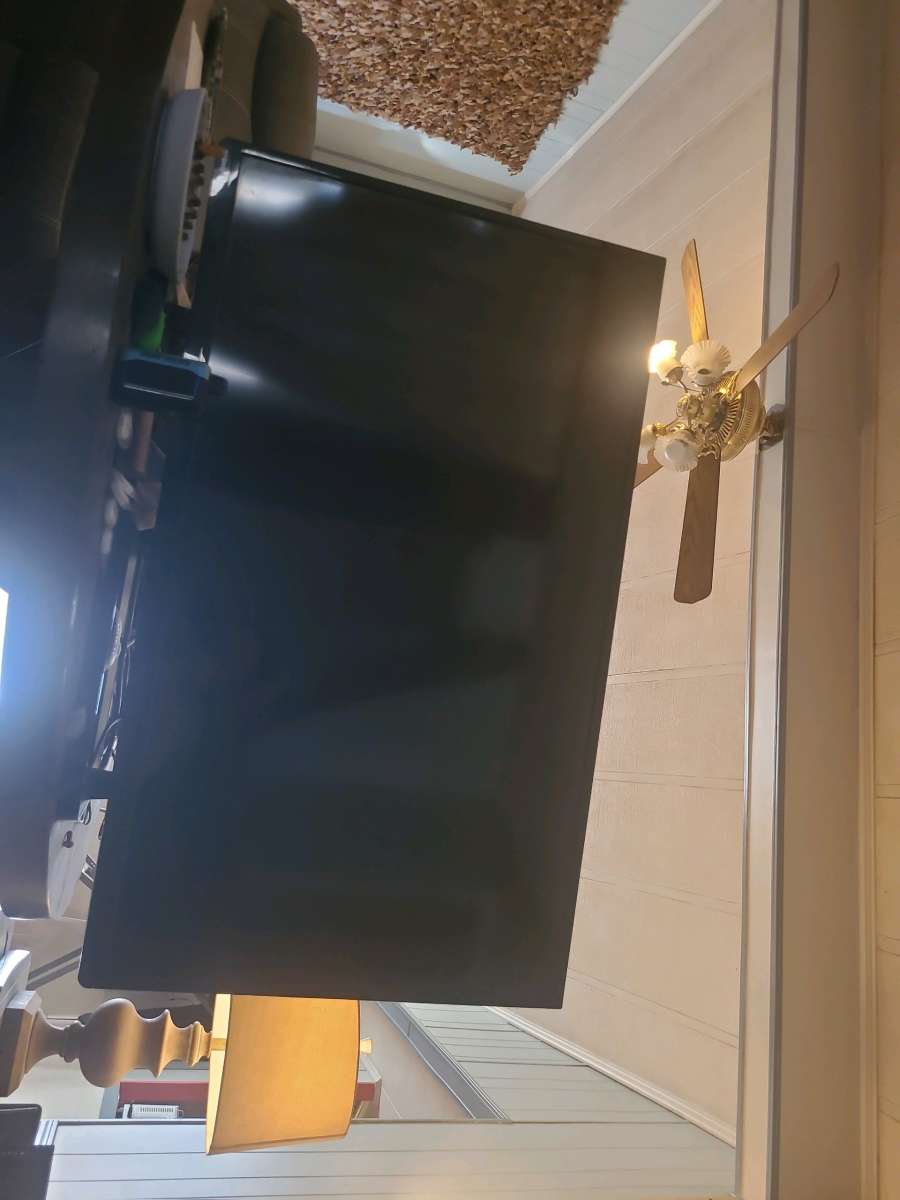 Toshiba 40 in tv and roku stick and remote for roku