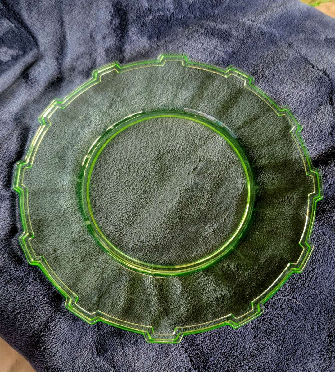 Rare Vintage Uranium glass Wagon Wheel set of plates