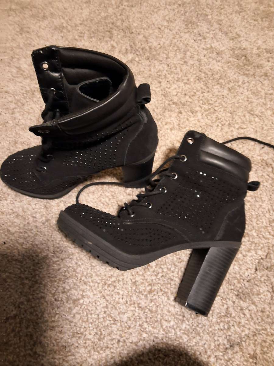 2pairs of womens shoes