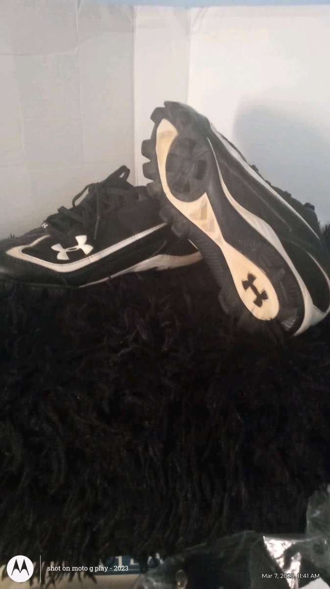 Baseball softball cletes