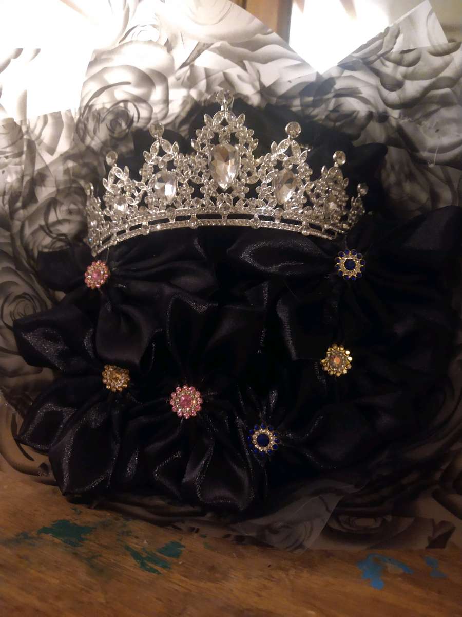 Black ramo with sliver crown 10 count
