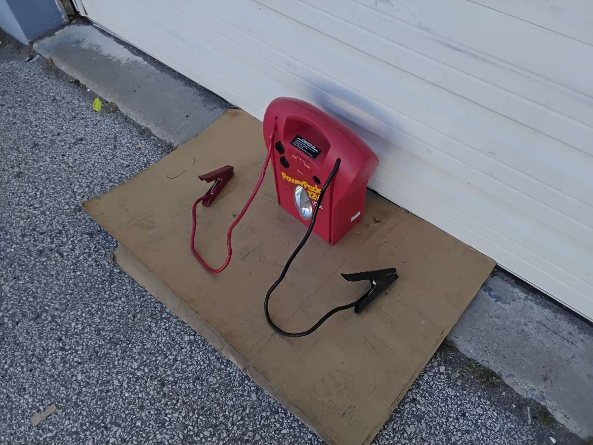 Nice 12 Volt Battery Jump Pack and with Light Like New