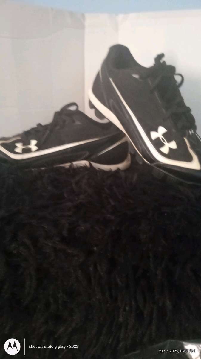 Baseball softball cletes