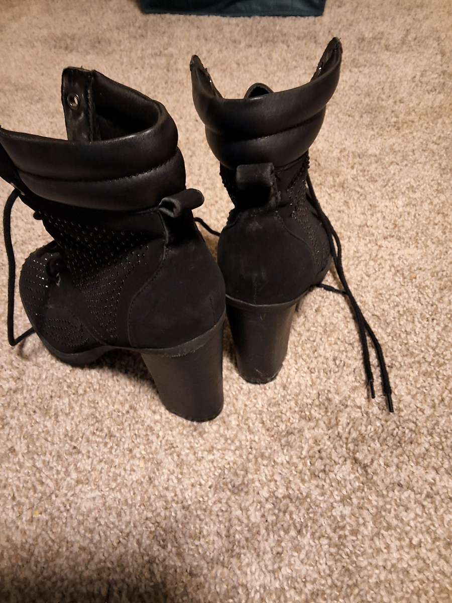 2pairs of womens shoes