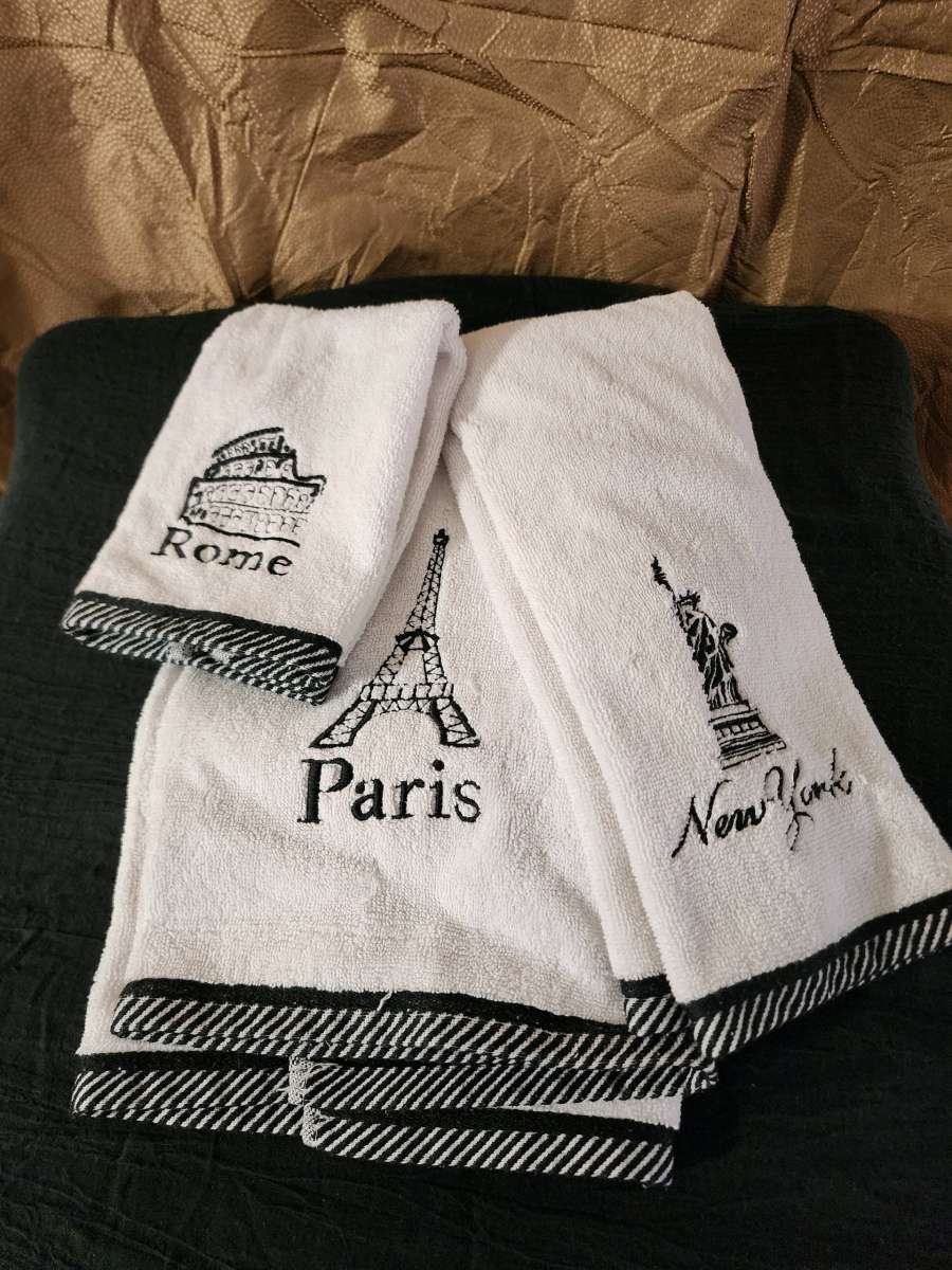 Decorative towel set