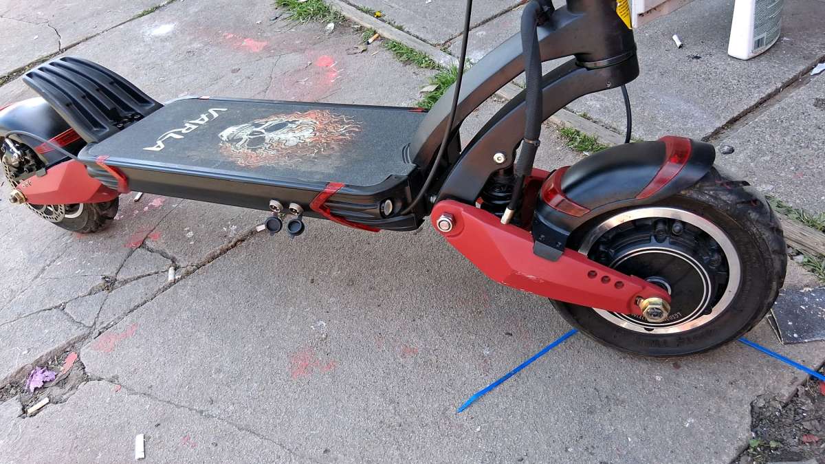 tengo scooter varla con cargador original