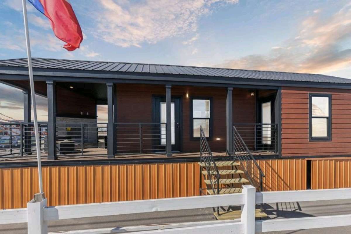 Compact Cabin with 1 bedroom and 1 bathroom with porch