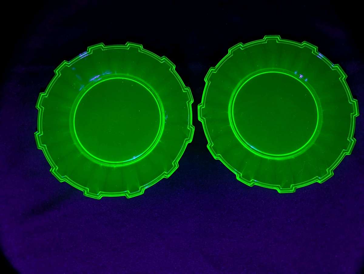 Rare Vintage Uranium glass Wagon Wheel set of plates