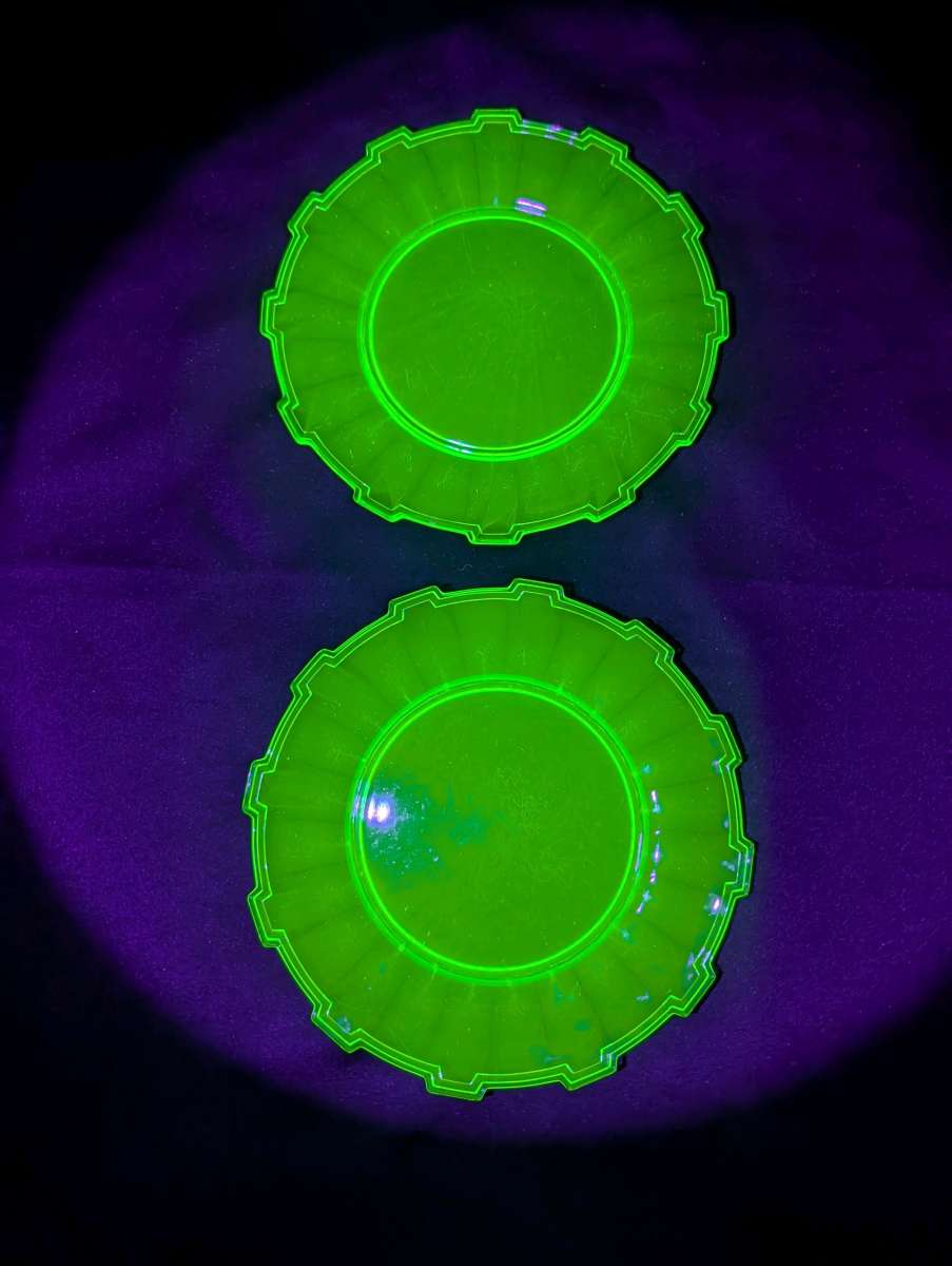 Rare Vintage Uranium glass Wagon Wheel set of plates