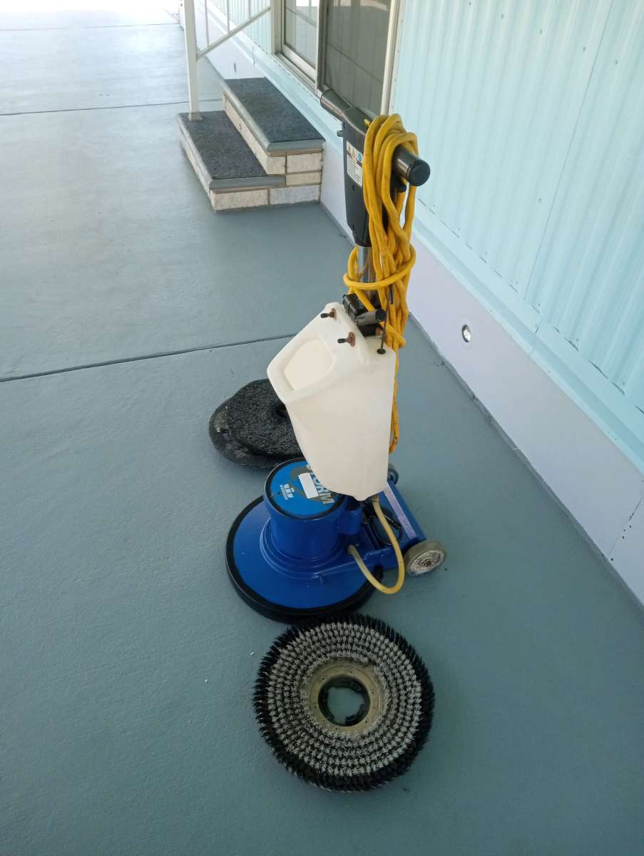 machine to polish floors or remove wax