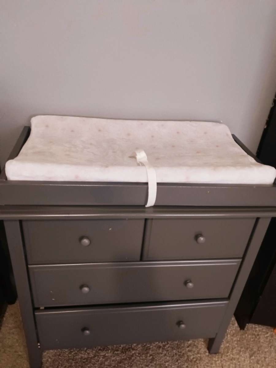 baby chaging table